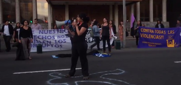 Video intervención teatral marcha 8M sobre violencia patriarcal-machista-asesina hacia las mujeres