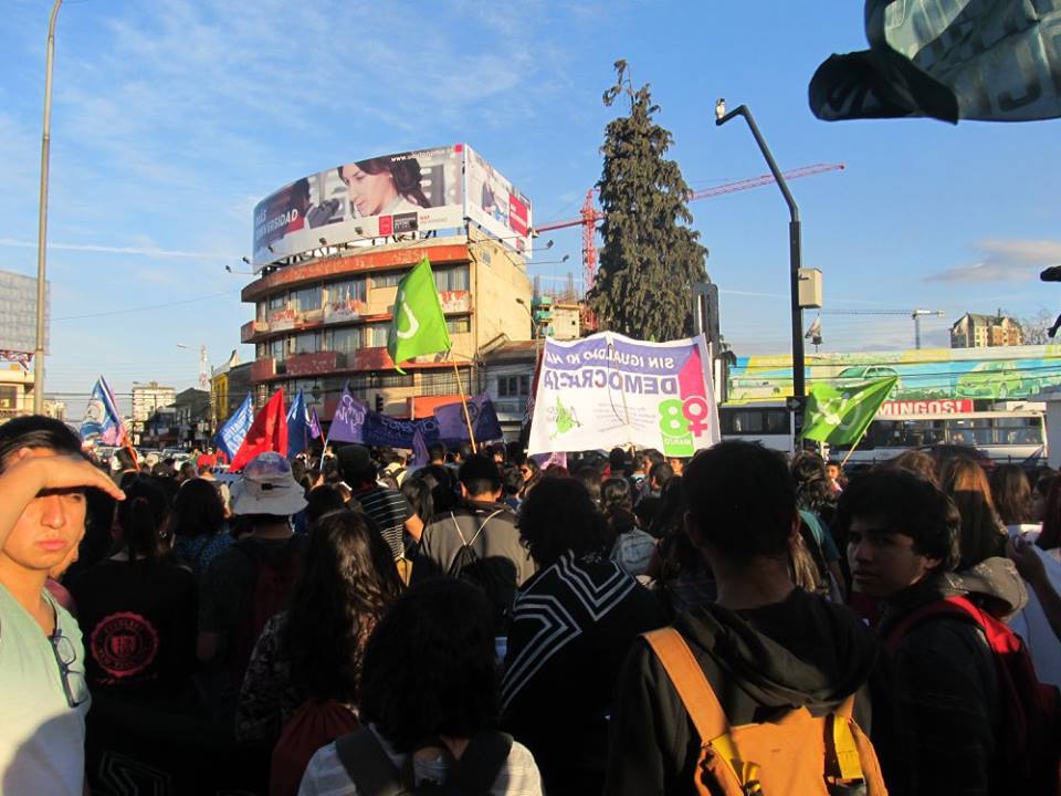 Multitudinaria marcha en Temuco en el día de la mujer trabajadora