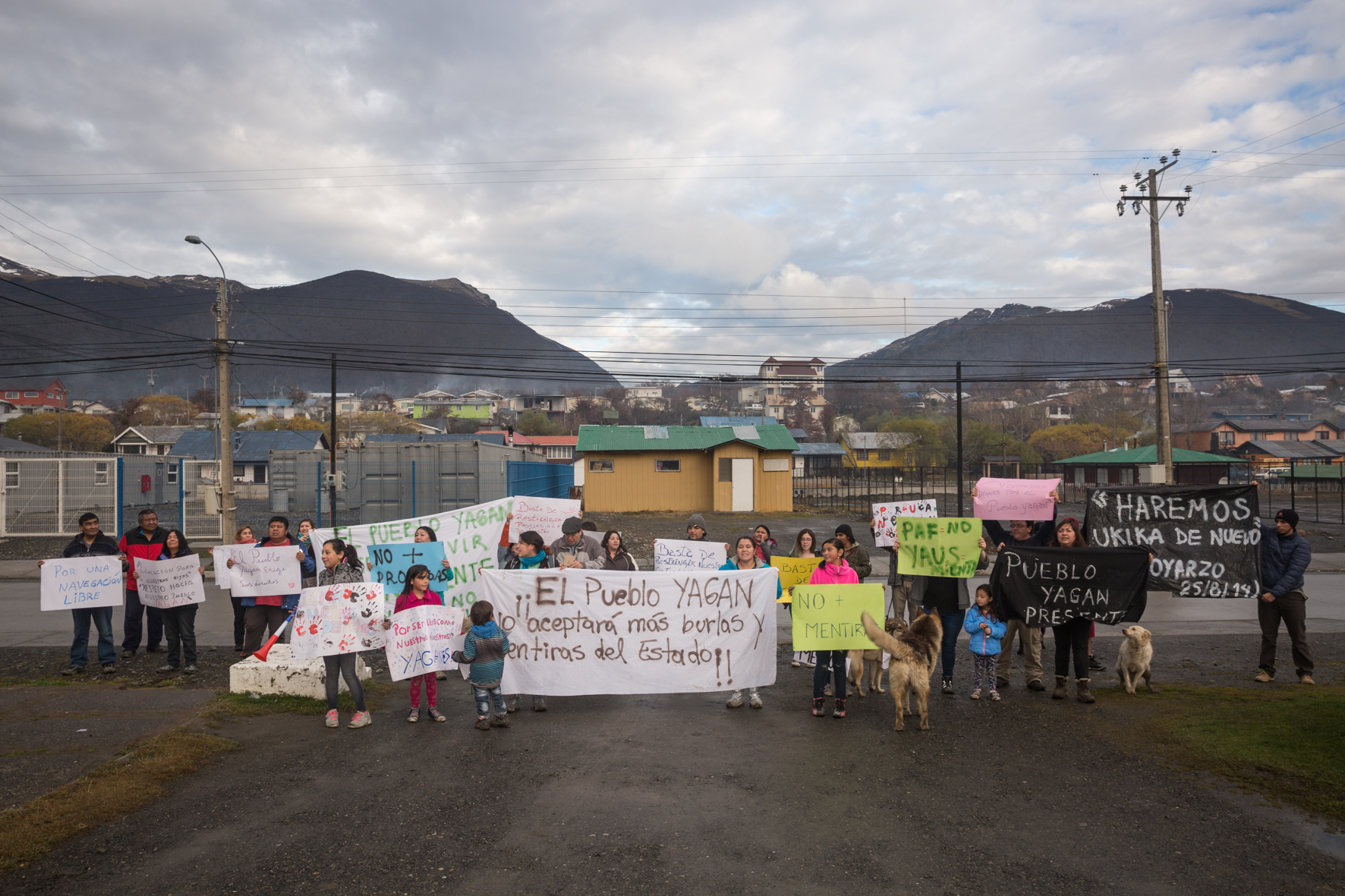 Comunidades Yagán y Kawésqar demandan erradicar modelo neoliberal de salmoneras que invaden territorios indígenas de la Patagonia