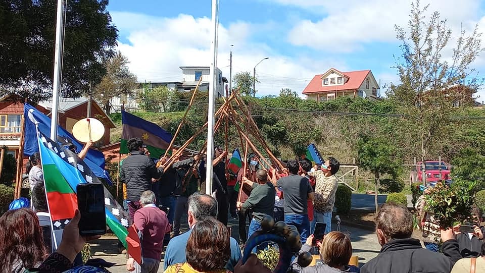 Realizan histórico izamiento de la wenufoye en la Isla de Chiloé